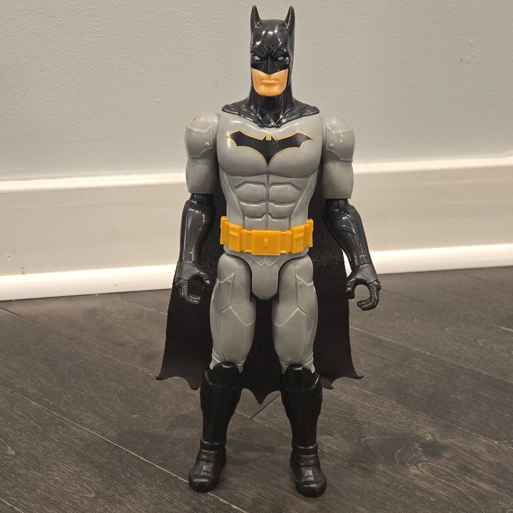 2018 Mattel DC Comics Batman Action Figure Plastic Gray Black Yellow Cape