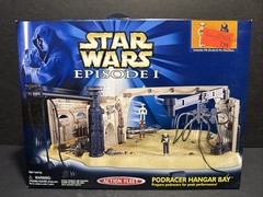 Star Wars Episode 1 Podracer hanger Bay with Pit Droid and Pit Mechanic SEALED