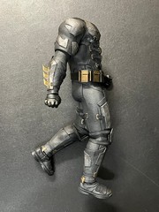 Hot Toys TMS085 Justice League Tactical Batman 1/6 Scale Bat Suit & Hand Set