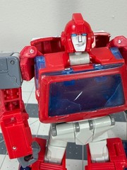 Transformers Studio Series 86 Ironhide Voyager Class Figure with 1 weapon