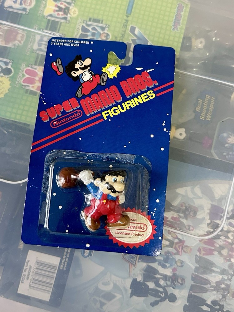 New Slightly OPEN SEAL Nintendo Super Mario Bros. Figurines With Hammer Applause
