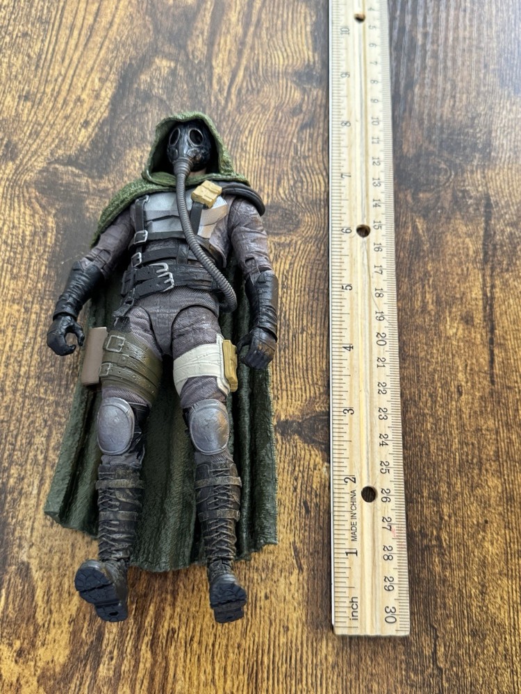 7″ Action Figure with Mask and Green Cloak, Plastic & Fabric, Green/Black/Gray