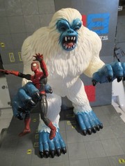 Abominable Snowman Giant 15.5 Inch Vinyl Yeti Figure 2015 Toys R Us Maidenhead.
