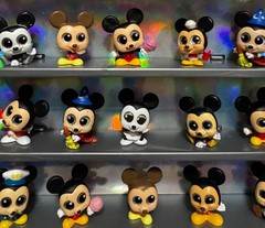 Disney Doorables 32 Mickey Mouse plus 2 Cars