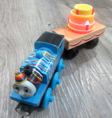 BIRTHDAY THOMAS with MUSICAL CAKE CAR 2012 /Thomas & Friends Wooden Trains Y4501