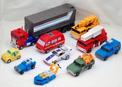 Small Scale MFT Auto Vehicle Deformable Robot Team Figure Boy Kids Toy Car Gift