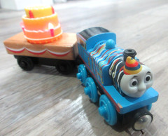 BIRTHDAY THOMAS with MUSICAL CAKE CAR 2012 /Thomas & Friends Wooden Trains Y4501