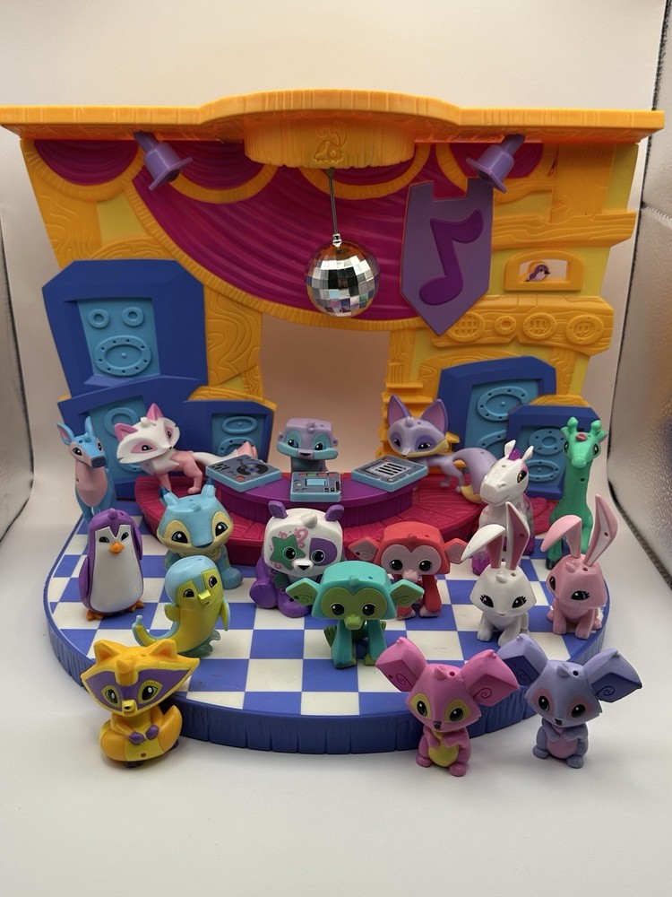 Animal Jam Club Geoz Dance Party With 17 Figure Lot