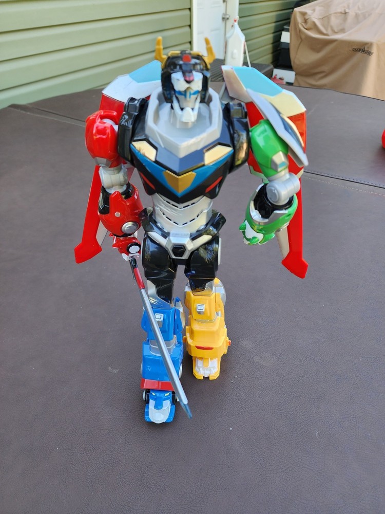 Voltron Legendary Defender 16″ with sword 2017 Playmates toys