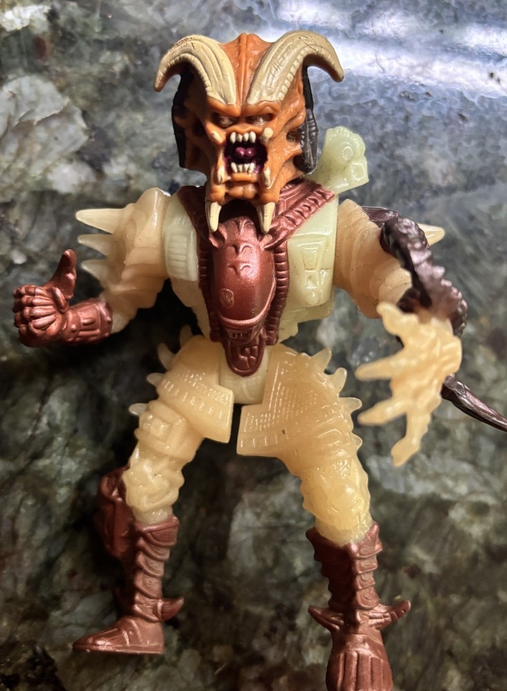 STALKER PREDATOR Glow In The Dark 5.25″ IN. AvP Action Figure 1994 KENNER