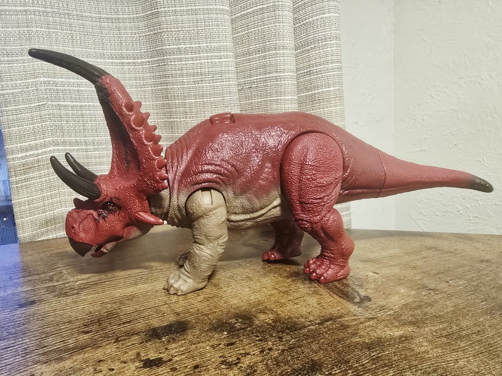 Jurassic World Diabloceratops Red Dino Tracker Roar Sound Action Figure.