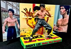 BRUCE LEE 🥋 ENTER THE DRAGON 🥋 Action Figure on Custom Design Display Diarama