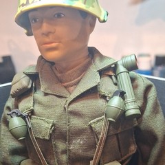 Vietnam War Army Action Figure w/ Helmet & Gun Green Brown Black Plastic Fabric
