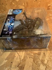 ALIEN VS PREDATOR: ALIEN QUEEN W/ BASE BRAND NEW NO YELLOWING ABSOLUTELY MINT