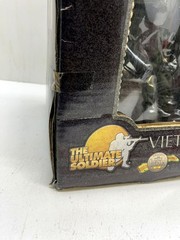 2000 The Ultimate Solder CP33669 Vietman Veterans Memorial Figure Se