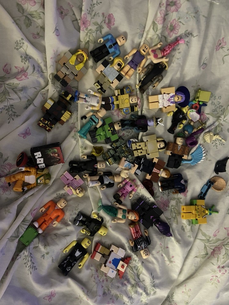 ROBLOX ACTION FIGURES LOT 20+ Random Figures And Random Accessories.. See Pics