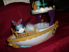 Disney Palace Pets SS Pawcation Royal Yacht with Accessories I.D. PP-1819