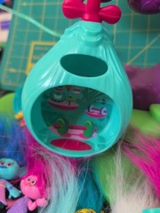 DreamWorks Trolls POD’ular Troll Tree Playset With Troll Figures Lot