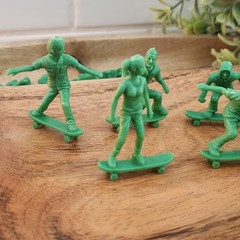 Original AJ’s Toy Boarders 24pc Skateboarder Figures Set – 8 Different Poses