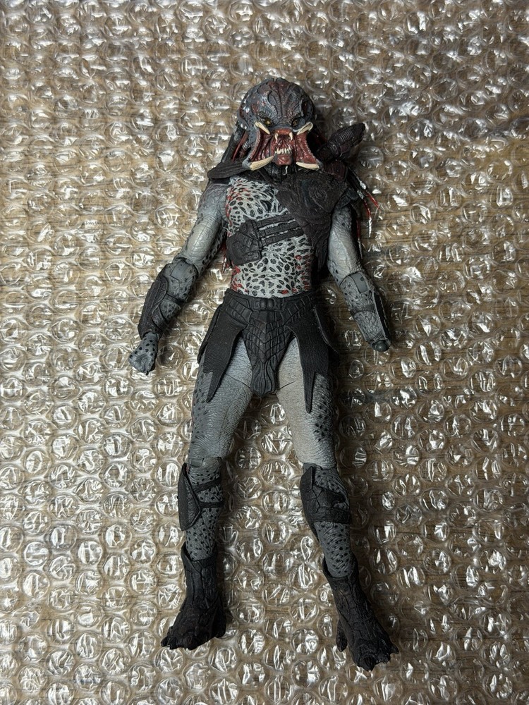 NECA Predators Berserker Predator Unmasked 8” Action Figure Loose – Missing Hand