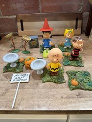 2002 Peanuts Memory Lane It’s The Great Pumpkin Charlie Brown Lot