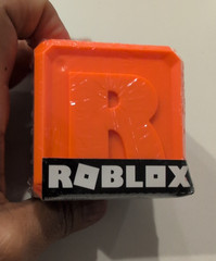 Roblox Celebrity Collection Series 8 + Exclusive Virtual Item New collectible