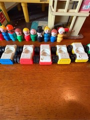 Vintage Little People 930 Parking Garage missing ramp gas spigot. 11 ppl 8 cars