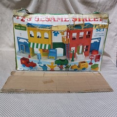 VTG 1991 ILLCO Sesame Street Playset w/ all Figures Few Missing Pieces DMGD Box