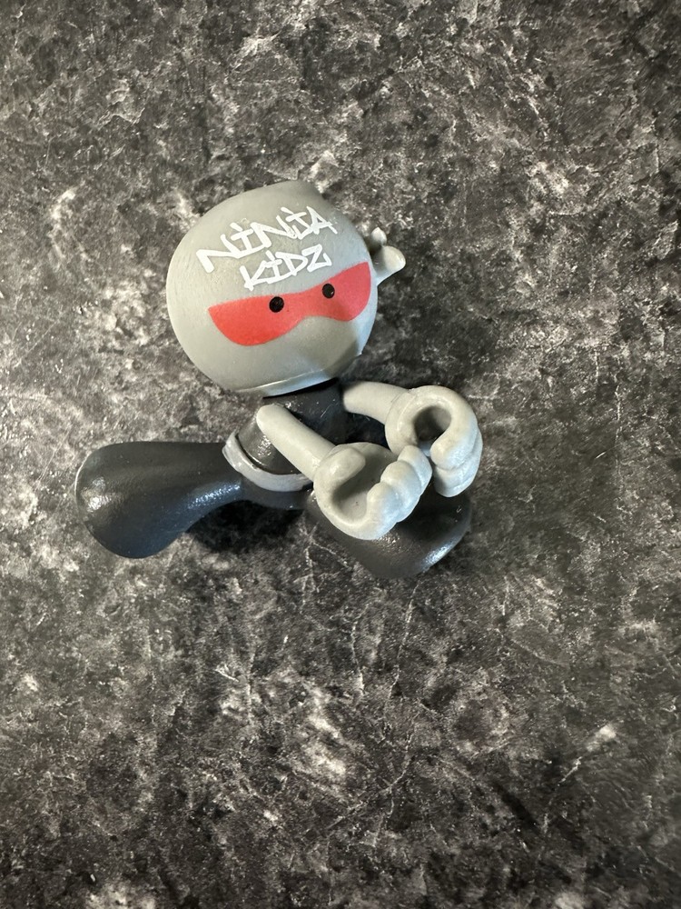 NINJA KIDZ SERIES 2 NINJA KID FIGURE MYSTERY BALL CHASE NO AXE