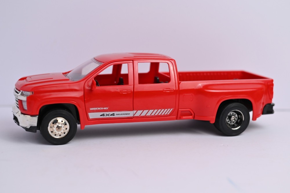 New Ray 1/20 Scale 2020 Chevy Silverado 3500HD Plastic Dually Pickup Truck