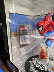 MCFARLANE TOYS THE AMAZING SPIDER-MAN GOLD LABEL ISSUE 302 AUTOGRAPH SERIES .