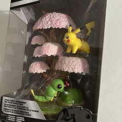 Pokémon Select Series 4 – Spring Forest Environment – Pikachu & Caterpie Pokemon