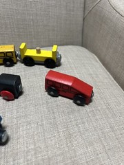 Lot of 8 Wooden Railway Train Cars Magnets Non Branded Compatible Brio / Thomas