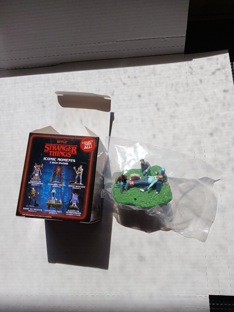 Netflix Stranger Things Iconic Moments Mini 3 in Statue Figure Levitating Max