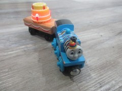 BIRTHDAY THOMAS with MUSICAL CAKE CAR 2012 /Thomas & Friends Wooden Trains Y4501