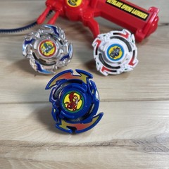 Lot of 3 Vintage Beyblades and Launcher Takara Hasbro 90s