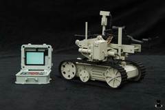 1/6 Scale Light Up EOD Bomb Detection Robot w/Controller – MINT IN BOX