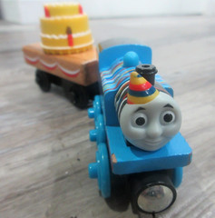 BIRTHDAY THOMAS with MUSICAL CAKE CAR 2012 /Thomas & Friends Wooden Trains Y4501