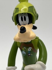 DISNEY GOOFY RACE CAR DRIVER PVC FIGURE/2010 Disney MM Race Cake Topper