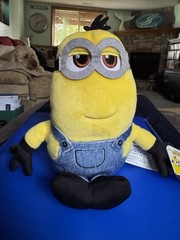 Illumination’s Minions: The Rise of Gru Small Tactile Plush KEVIN Squeeze Me! 9″