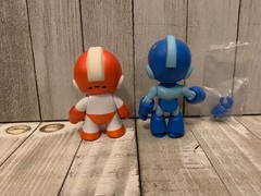 Mega Man Loyal Subjects Battle Damage Figure & Kidrobot Orange 1/20 3″ Lot
