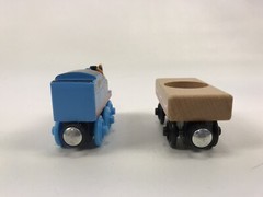 Thomas Wooden Train Happy Birthday Thomas & Cake Cargo Car Y4501 2012 Gullane