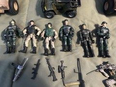 Blue Box ELITE FORCE 1/18 M1114 Up Armored Humvee Lot with 2 M113 plus figures