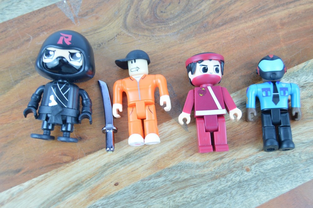 4 Roblox Toys Action Mixed Mini Figures And Sword Accessory