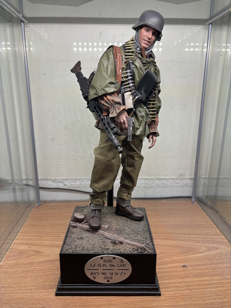 1/6 Facepool FP007A MG42 Machine Gunner 1st SS Panzer Division 1944 Ardennes