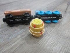 BIRTHDAY THOMAS with MUSICAL CAKE CAR 2012 /Thomas & Friends Wooden Trains Y4501
