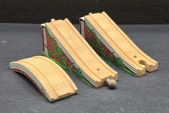 2005 Learning Curve Britt Allcroft Wooden Thomas Train Arched Stone Bridge