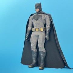 Mezco One:12 Collective Batman v Superman Batman Figure Wired Cape BvS 1:12
