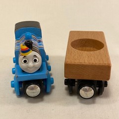 Thomas & Friends Wooden Railway Birthday Train Plus Cake Cargo Car Y4501 Magnet