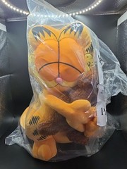 Garfield – 13″ Stylized Medium Plush – Garfield Loves Pooky